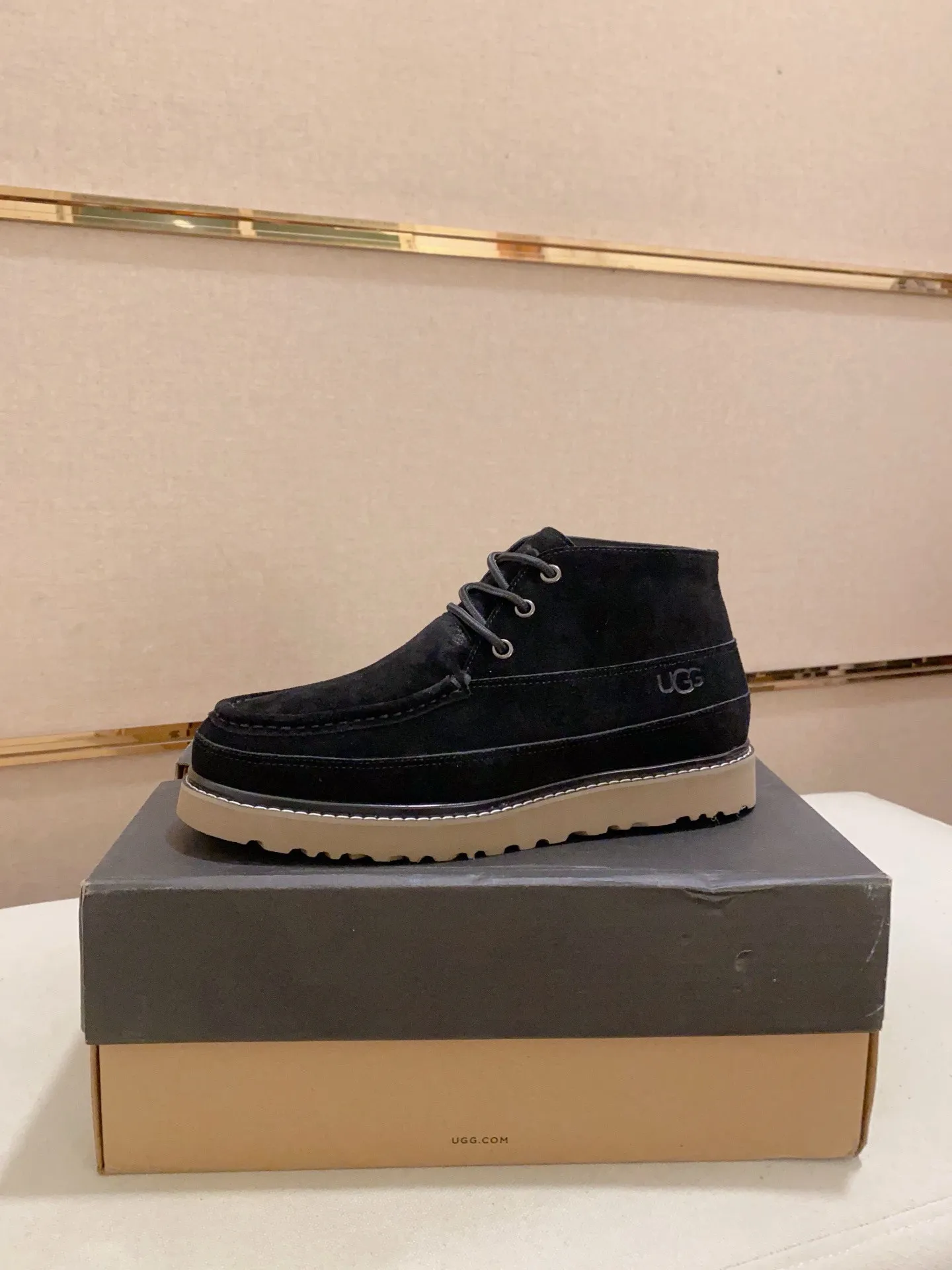 Men's shoes💰: 600💰(high-end goods) UGG❄️❄️Latest model 1:1⃣️quality, fabric: high-end quality first-layer cowhide imported from Europe. Lining: wool lining, sole: pure imported foam outsole. ❤️High-end goods, fine workmanship, trendy and fashionable. The fit is very classy. If you know the goods, you will not be able to refuse😍😍Number of codes: 38-44 (45 is custom-made and cannot be returned or exchanged)
